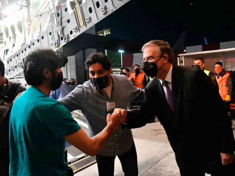  México recibe a periodistas tras huir de Afganistán; atenderá solicitudes de asilo