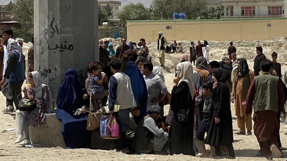  Talibanes invitan a mujeres de Afganistán a unirse al Gobierno; anuncian amnistía