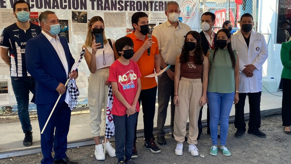  Menores de Nuevo León salen en caravana de vacunación transfronteriza a Texas