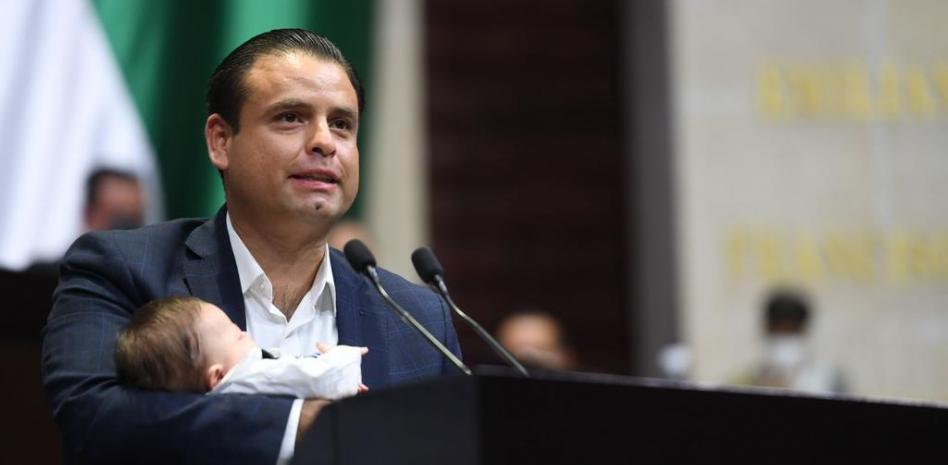  Sube a tribuna con bebé para proponer reducción de tiempo en trámite de adopción