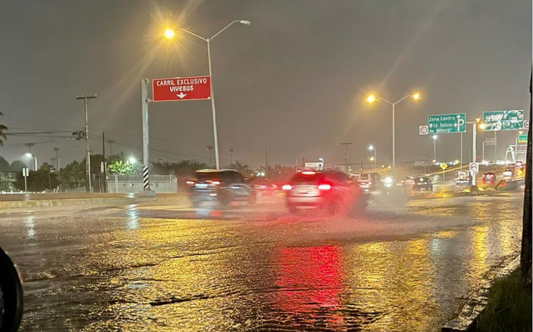  De acuerdo al pronóstico, llueve esta noche de domingo en Chihuahua capital