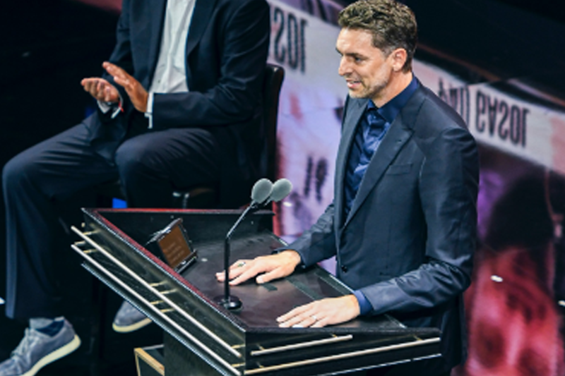  Pau Gasol recuerda a Kobe en su inducción al Salón de la Fama