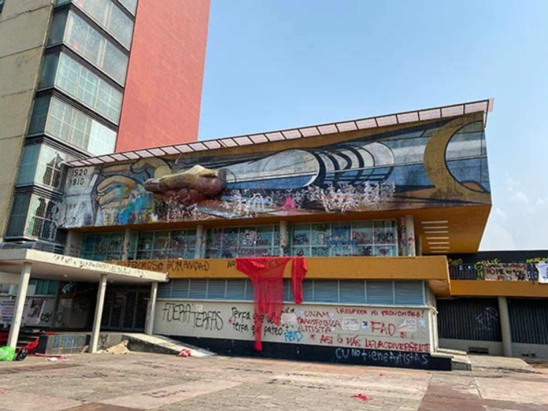  Encapuchados vandalizan mural de Siqueiros en Rectoría de la UNAM