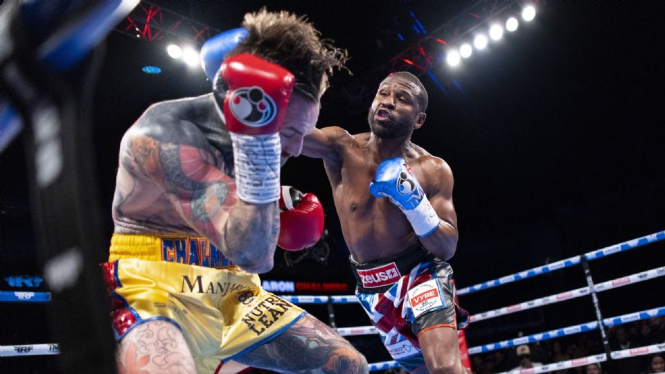  Floyd Mayweather se exhibe con lo mínimo ante Aaron Chalmers