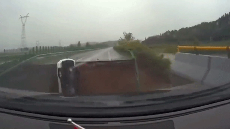  Inundaciones en China provocan colapso de puente