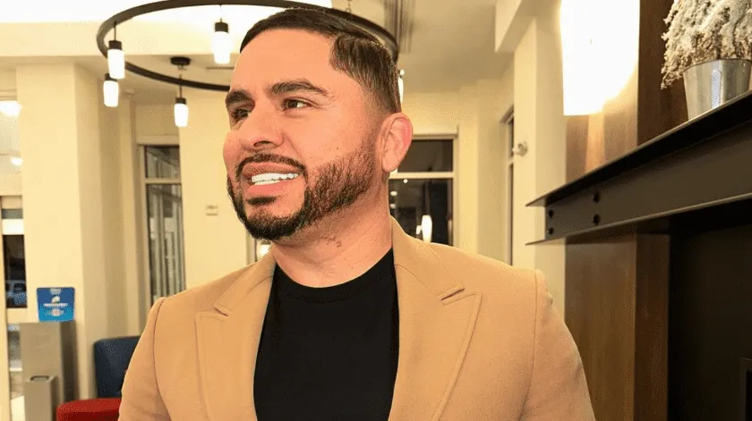  Larry Hernández le da 15 mil dólares de propina a un mesero