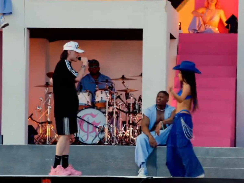  Peso Pluma canta con Becky G en Coachella