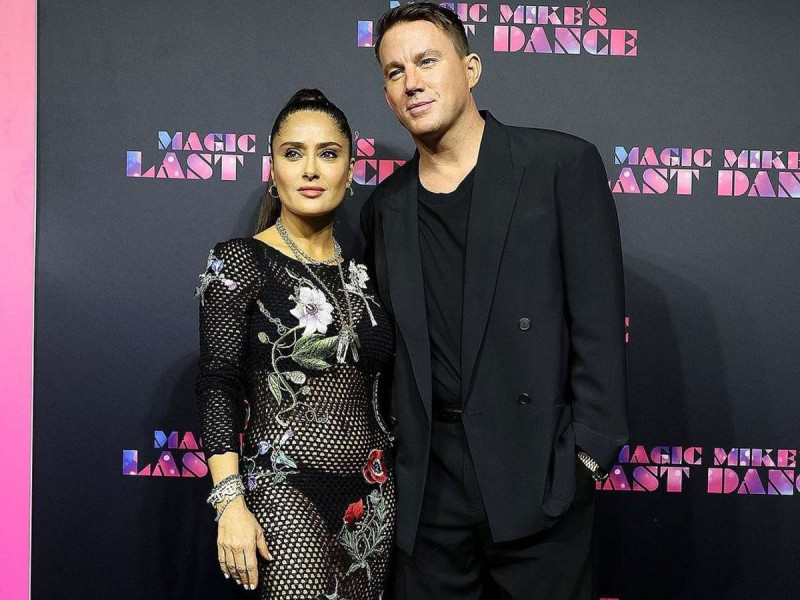  Salma Hayek revela que su esposo celebra los espectaculares vestidos que utiliza