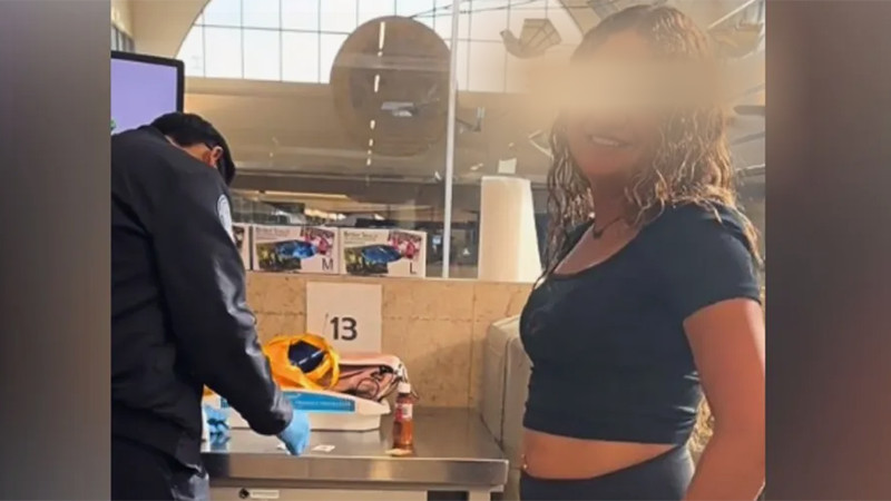  Detienen a mexicana en aeropuerto de Los Ángeles por bote de Tajín