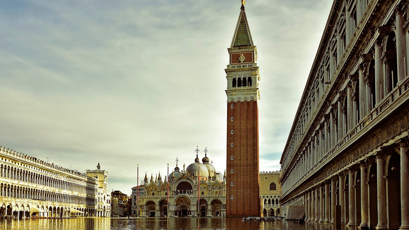  Activistas climáticos vandalizan basílica de San Marcos en Venecia