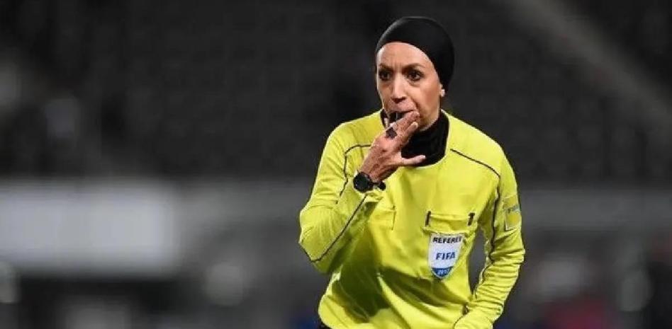  Irán destituye a primera mujer árbitro que dirigiría un partido masculino de fútbol