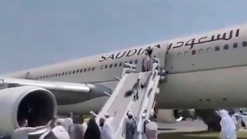  Avión con 297 pasajeros se incendia al aterrizar, en Pakistán