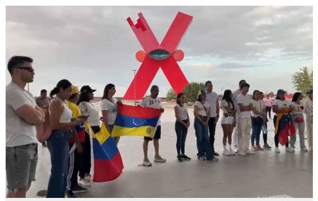  Venezolanos se manifiestan en Plaza de la Mexicanidad por la reelección de Nicolás Maduro