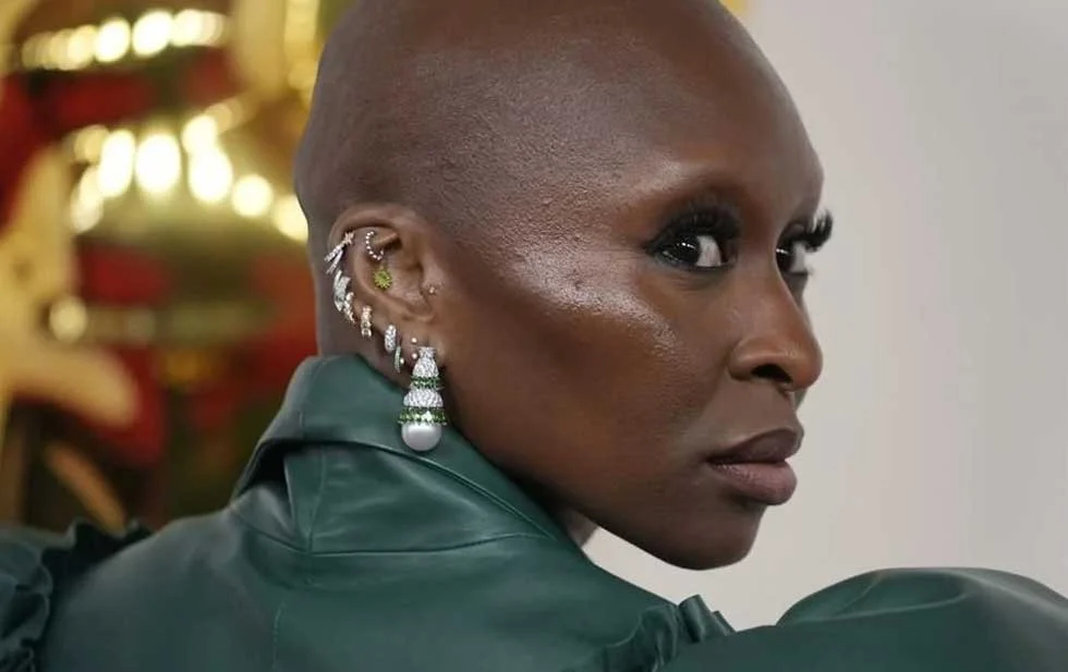  Critica Cynthia Erivo póster de ‘Wicked’ que borra su rostro