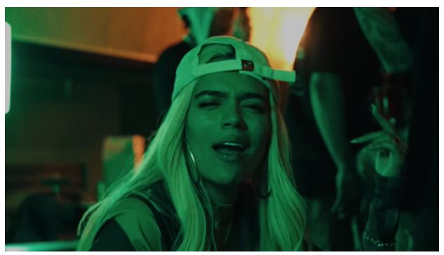  Karol G pide disculpas porque en redes sociales aseguran que su nueva canción sexualiza a menores de edad