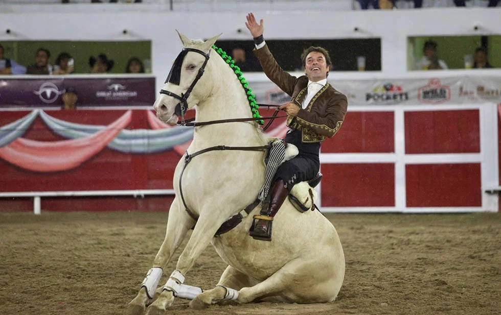  Rejoneador Andy Cartagena gana la corrida goyesca