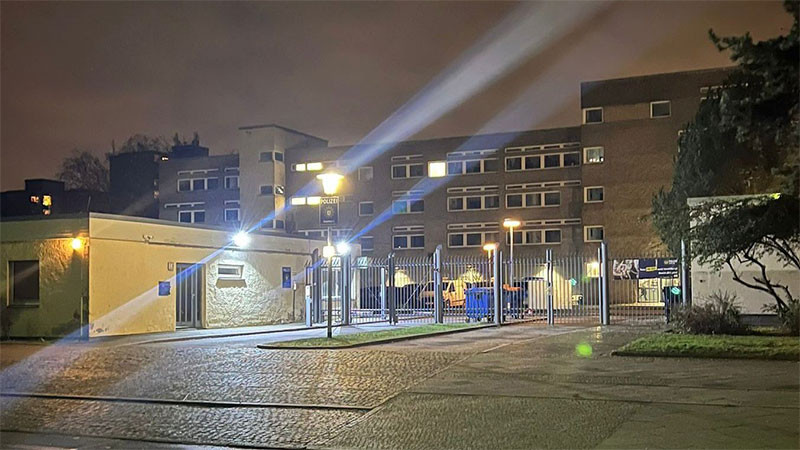  Resultan heridos dos agentes por explosión frente a un edificio de policía en Berlín 