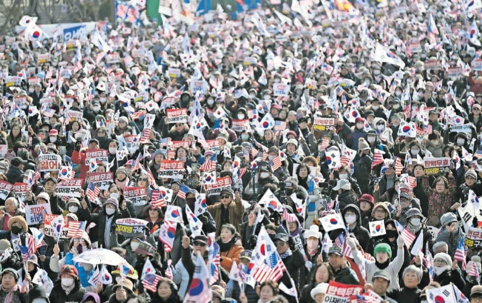  Ordena Tribunal detención formal de Yoon