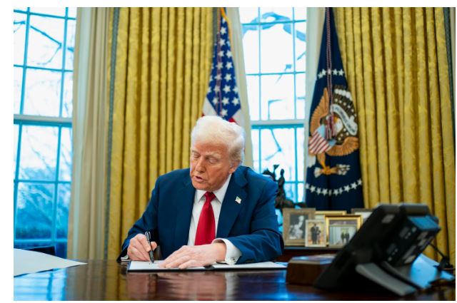  La Casa Blanca anunció aplicación de aranceles para este sábado pero Trump aún no los aprueba