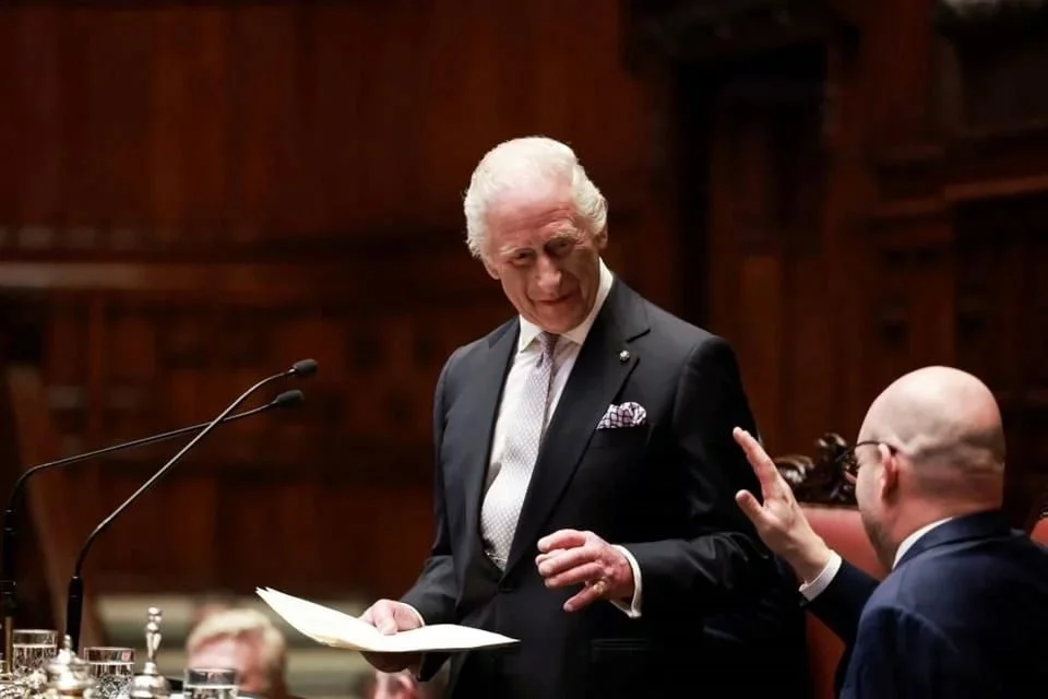  Se reúne Papa Francisco con rey Carlos en privado