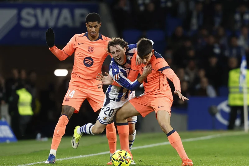 El líder en peligro: La Real Sociedad hace historia y sacude al Barcelona con un triunfo sorprendente en Anoeta.