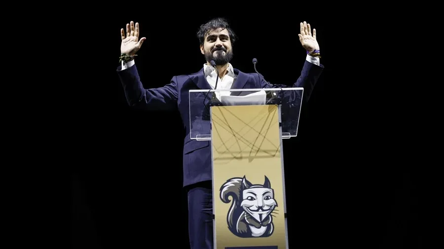 "El eurodiputado español Alvise Pérez lanza duras críticas al anuncio de regularización de migrantes del gobierno español: 'Un gesto simbólico que no resuelve el problema'"